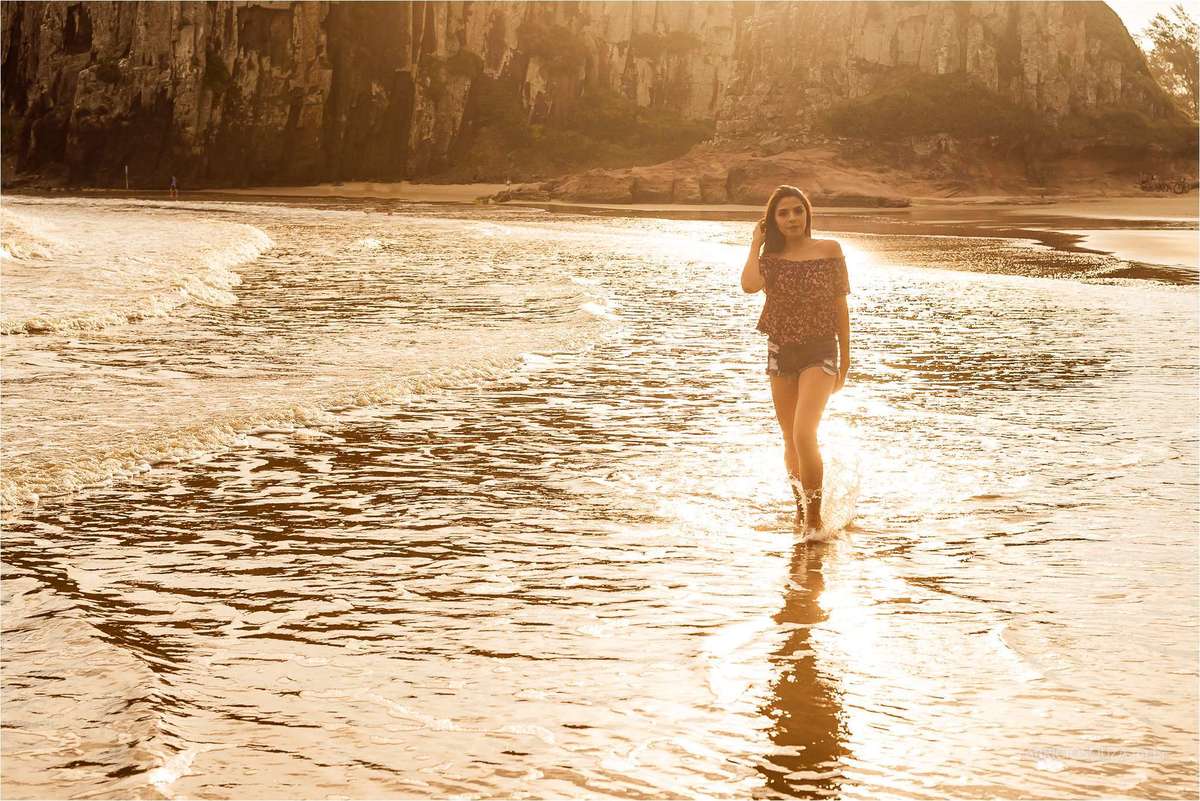 fim de tarde na bela praia de torres/rs no ensaio da izabella