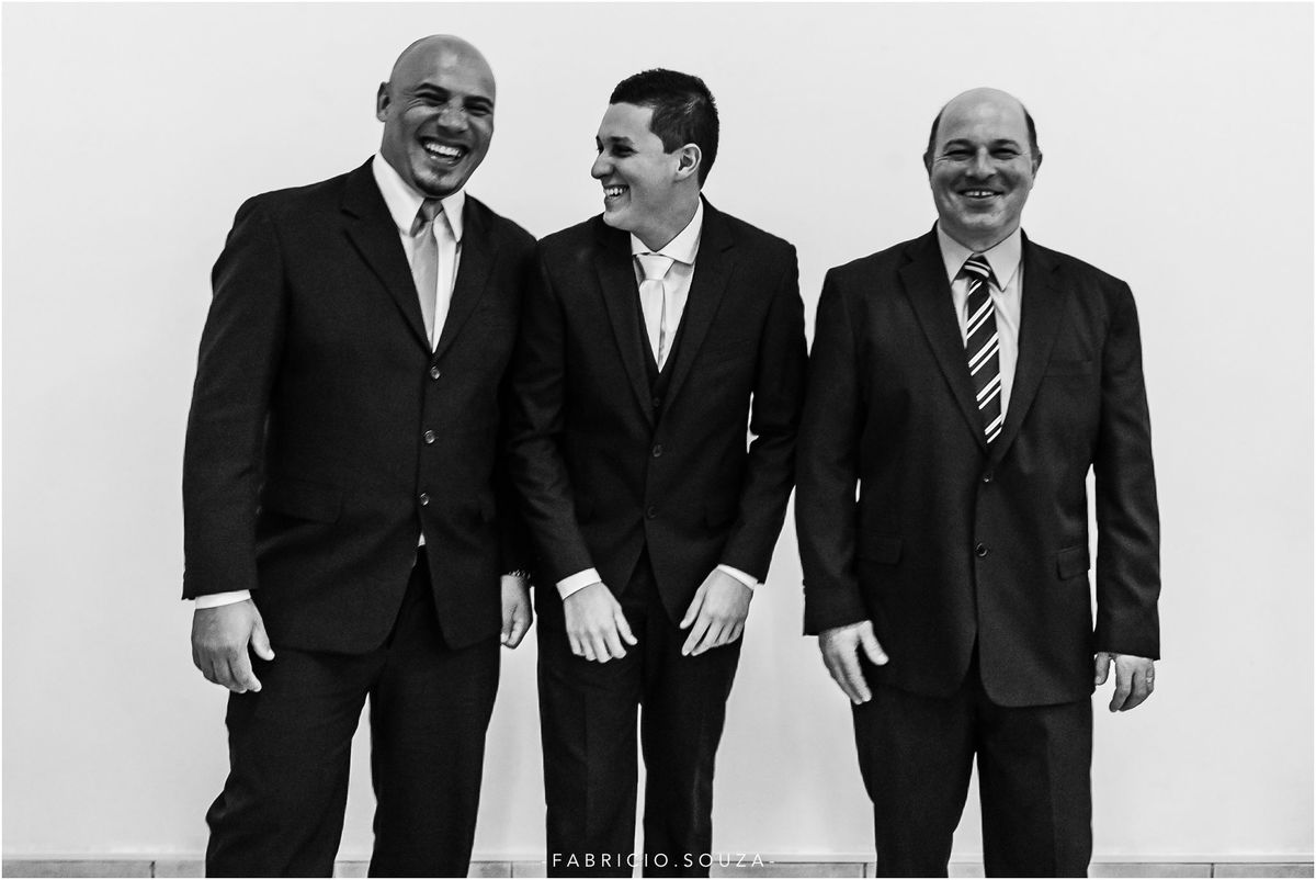 fabricio souza fotografo, padrinhos de casamento, casamento real, vou me casar, Matheus em pura felicidade no dia do seu casamento junto com o padrinho e o pastor que irá celebrar esta abençoada união