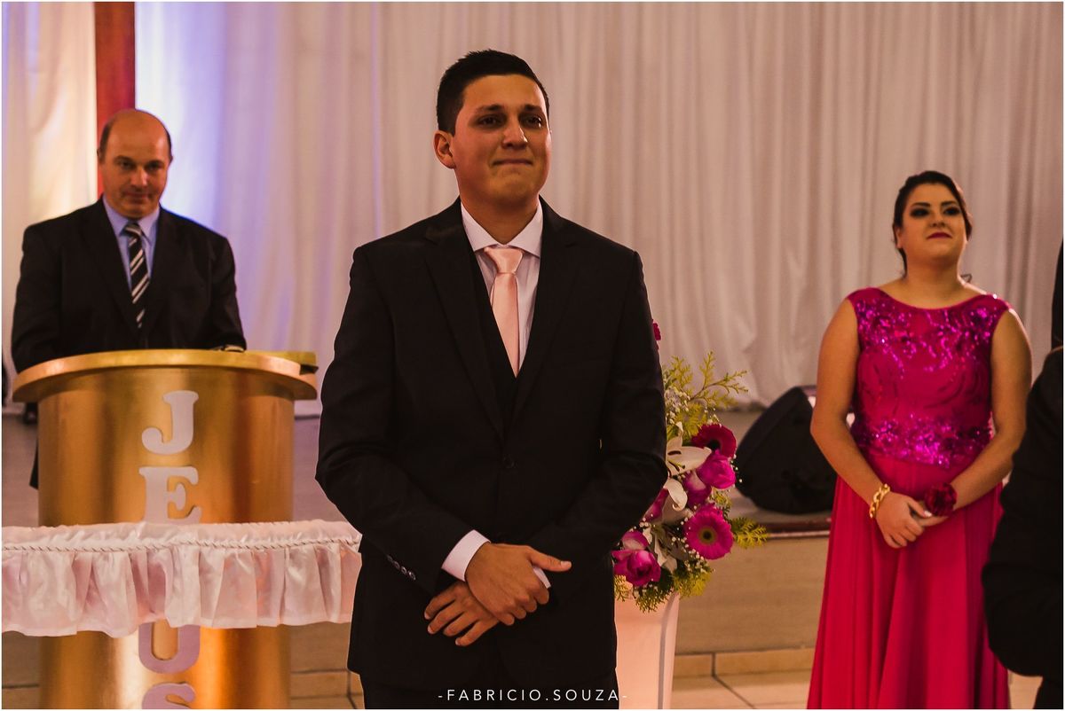 noivo matheus aguarda muito ansioso pela entrada de sua noiva rute o momento de entrar na igreja para celebrarem seu grande dia de casamento, por fabricio souza fotografo