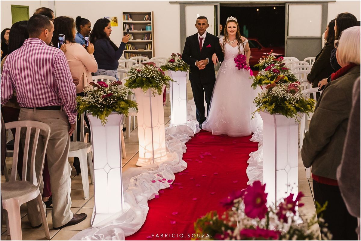 lá vem a noiva deslumbrante para o grande momento de encontro com seu noivo no altar, momento de grande emoção. fabricio souza fotografo