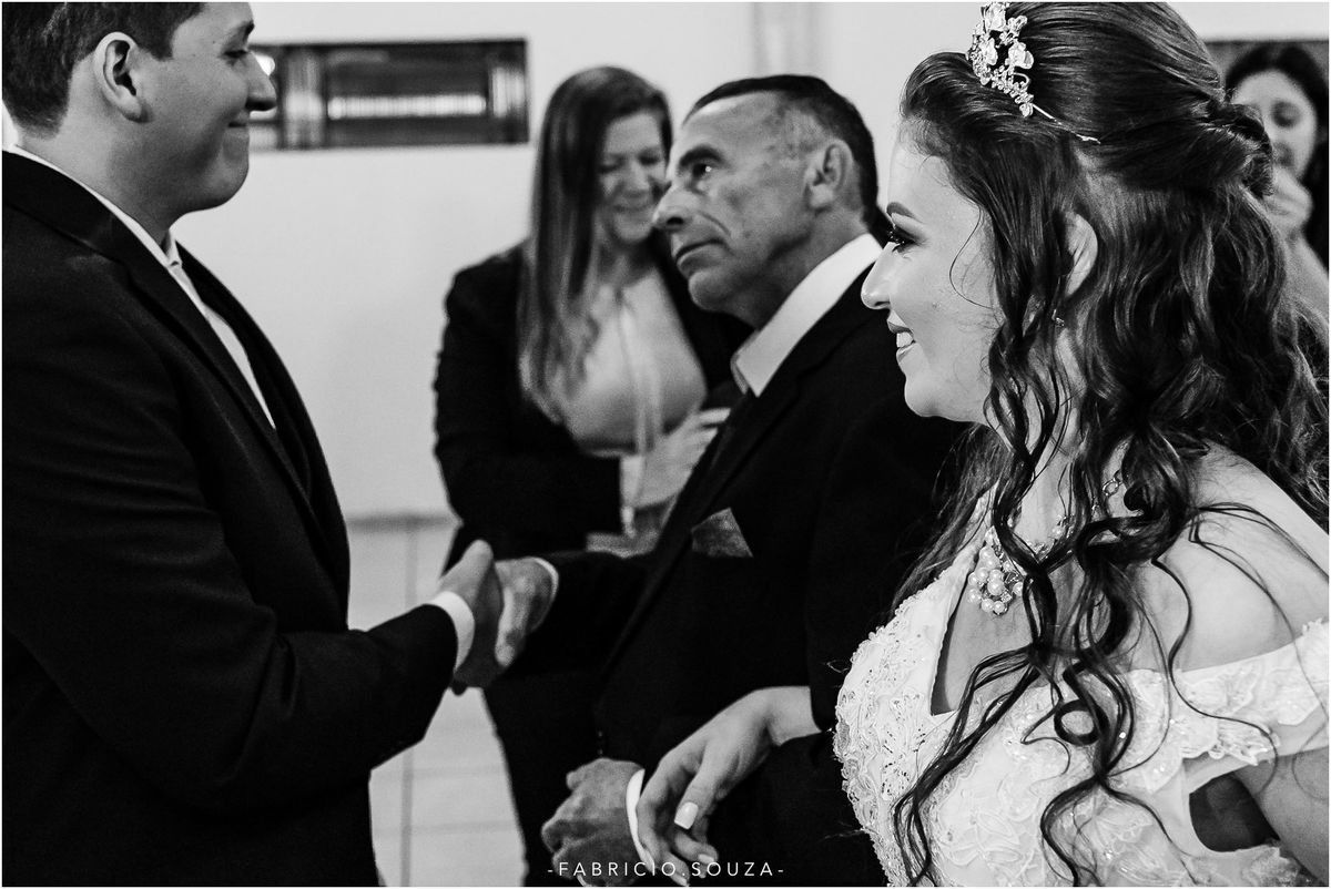 lá vem a noiva deslumbrante para o grande momento de encontro com seu noivo no altar, momento de grande emoção. fabricio souza fotografo