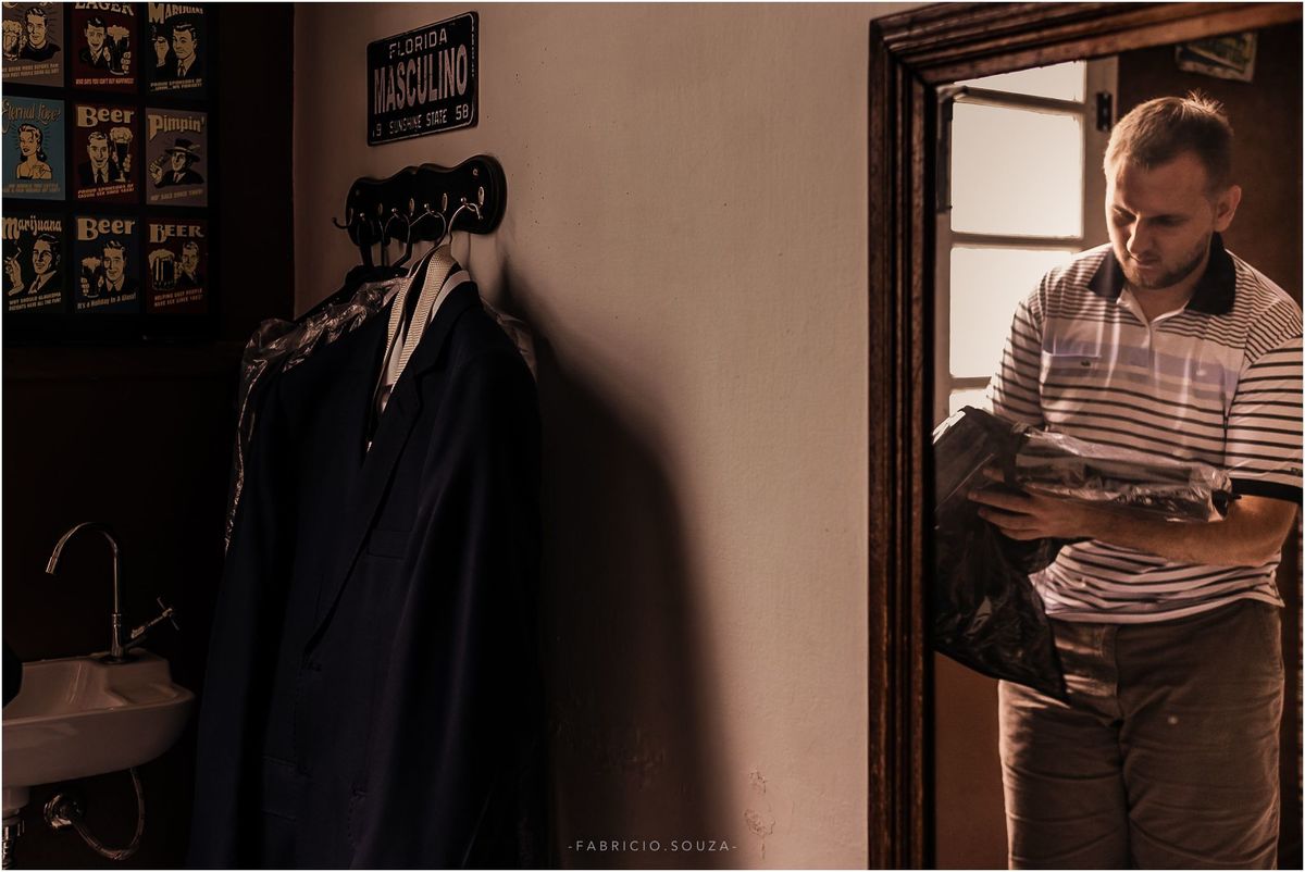 making-of noivo barbearia pelotense, fotografia de casamento por fabricio souza, fotografo de casamento top no rio grande do sul, casamentos perfeitos, noivo em seu momento de preparação, momento inesquecível antes do casamento, fotografo porto alegre