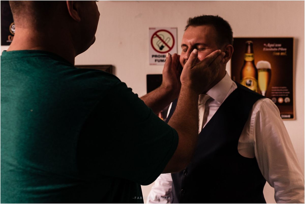making-of noivo barbearia pelotense, fotografia de casamento por fabricio souza, fotografo de casamento top no rio grande do sul, casamentos perfeitos, noivo em seu momento de preparação, momento inesquecível antes do casamento, fotografo porto alegre