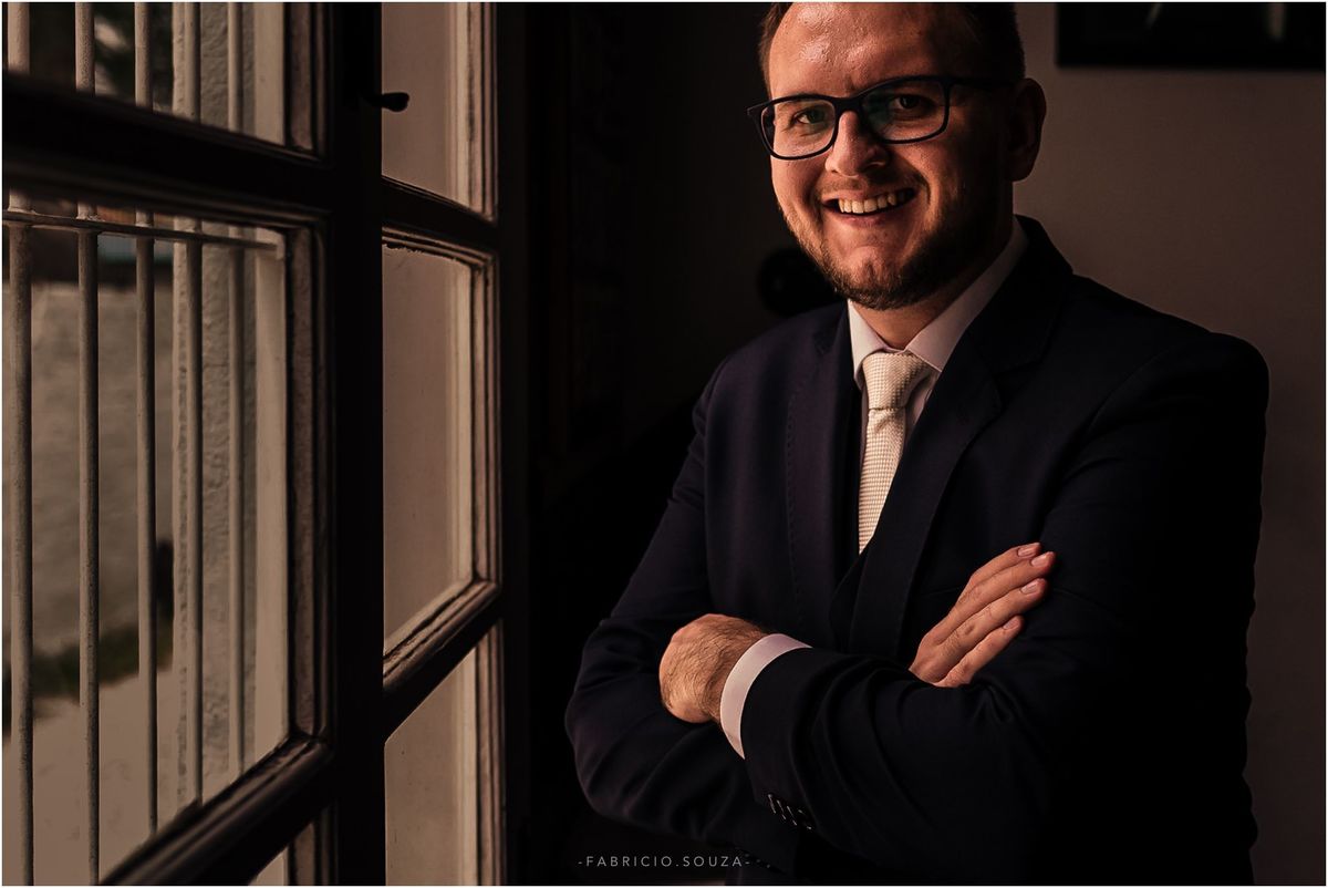making-of noivo barbearia pelotense, fotografia de casamento por fabricio souza, fotografo de casamento top no rio grande do sul, casamentos perfeitos, noivo em seu momento de preparação, momento inesquecível antes do casamento, fotografo porto alegre