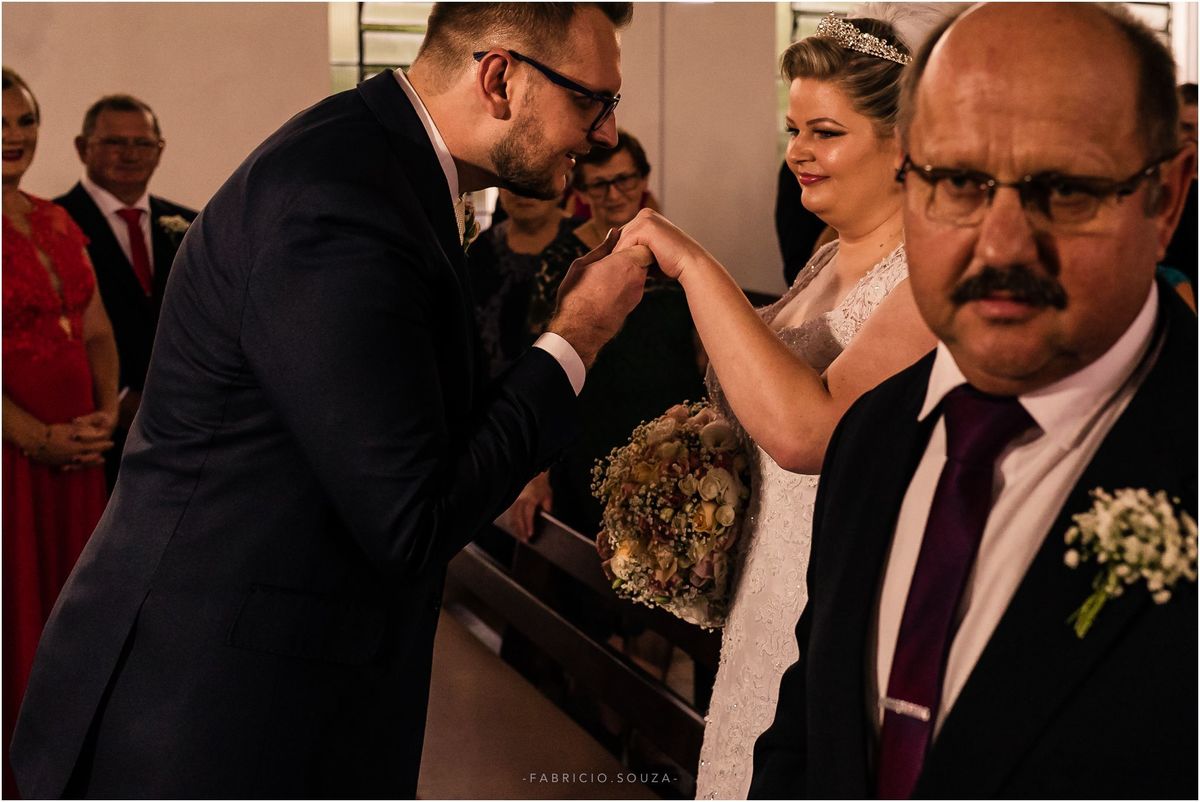 cerimonia de casamento, momento da noiva chegar, dia do sim, vou me casar, noiva aguardando, pai da noiva, casamento lindo, casamento emocionante, quero casar, vai ter casamento sim, organização de casamentos, casamento na igreja, deus abençoa o casamento
