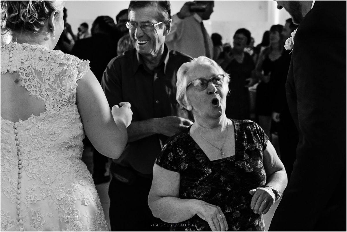 cerimonia de casamento, momento da noiva chegar, dia do sim, vou me casar, noiva aguardando, pai da noiva, casamento lindo, casamento emocionante, quero casar, vai ter casamento sim, organização de casamentos, casamento na igreja, deus abençoa o casamento