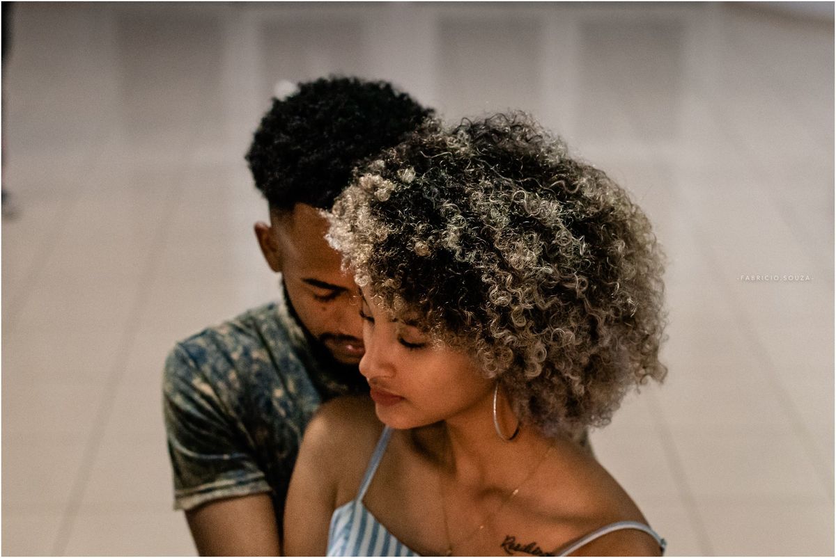 ensaio de casal, street photos, sesc gravataí, fotos de rua, casal lindo, casal negro, fotos no teatro, teatro do sesc gravatai, aula de direção, direção de casais, compartilhe conhecimento, fotografia de casais, eu e meu amor, fora da zona de conforto