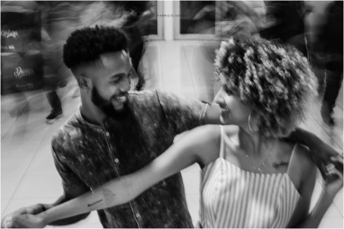 ensaio de casal, street photos, sesc gravataí, fotos de rua, casal lindo, casal negro, fotos no teatro, teatro do sesc gravatai, aula de direção, direção de casais, compartilhe conhecimento, fotografia de casais, eu e meu amor, fora da zona de conforto