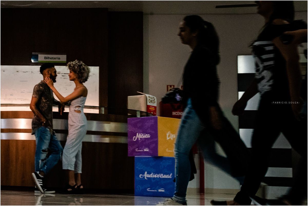 ensaio de casal, street photos, sesc gravataí, fotos de rua, casal lindo, casal negro, fotos no teatro, teatro do sesc gravatai, aula de direção, direção de casais, compartilhe conhecimento, fotografia de casais, eu e meu amor, fora da zona de conforto