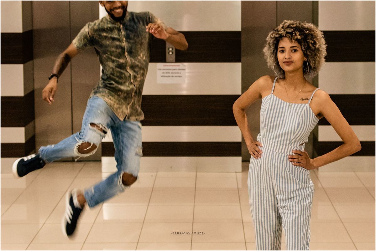 ensaio de casal, street photos, sesc gravataí, fotos de rua, casal lindo, casal negro, fotos no teatro, teatro do sesc gravatai, aula de direção, direção de casais, compartilhe conhecimento, fotografia de casais, eu e meu amor, fora da zona de conforto