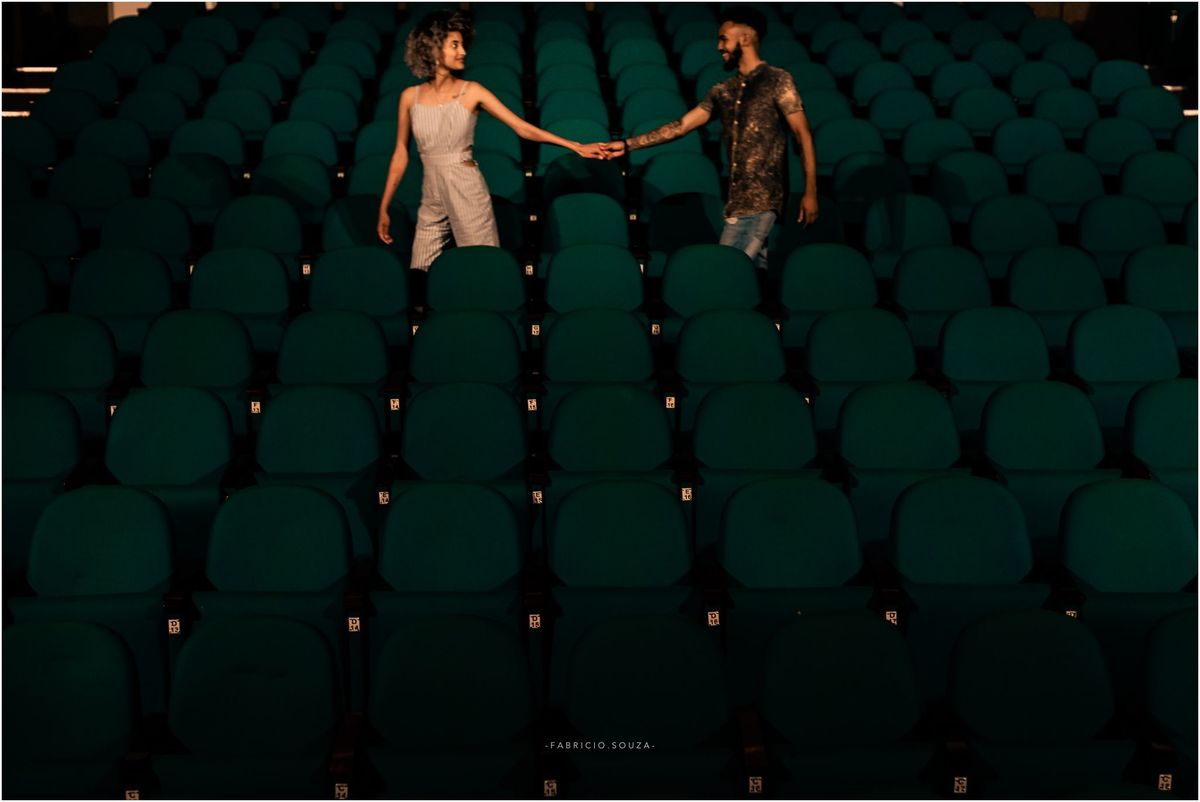 ensaio de casal, street photos, sesc gravataí, fotos de rua, casal lindo, casal negro, fotos no teatro, teatro do sesc gravatai, aula de direção, direção de casais, compartilhe conhecimento, fotografia de casais, eu e meu amor, fora da zona de conforto