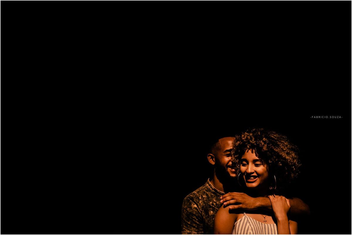 ensaio de casal, street photos, sesc gravataí, fotos de rua, casal lindo, casal negro, fotos no teatro, teatro do sesc gravatai, aula de direção, direção de casais, compartilhe conhecimento, fotografia de casais, eu e meu amor, fora da zona de conforto