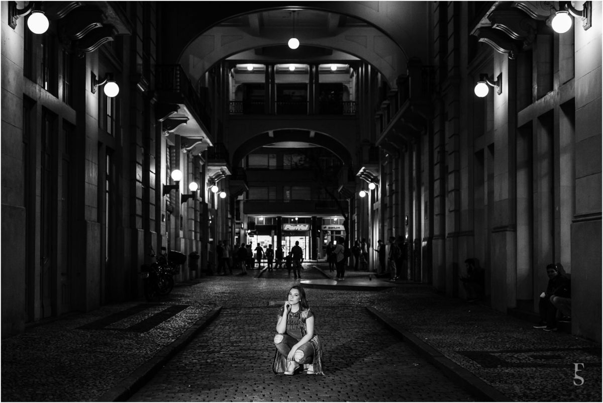 ensaio 18 anos Julia, casa de cultura mario quintana, porto alegre, centro historico, locais turisticos de porto alegre, ensaio fotografico feminino, julia lendo livro na biblioteca, fabricio souza fotografo, fotografo de pessoas, book fotografico