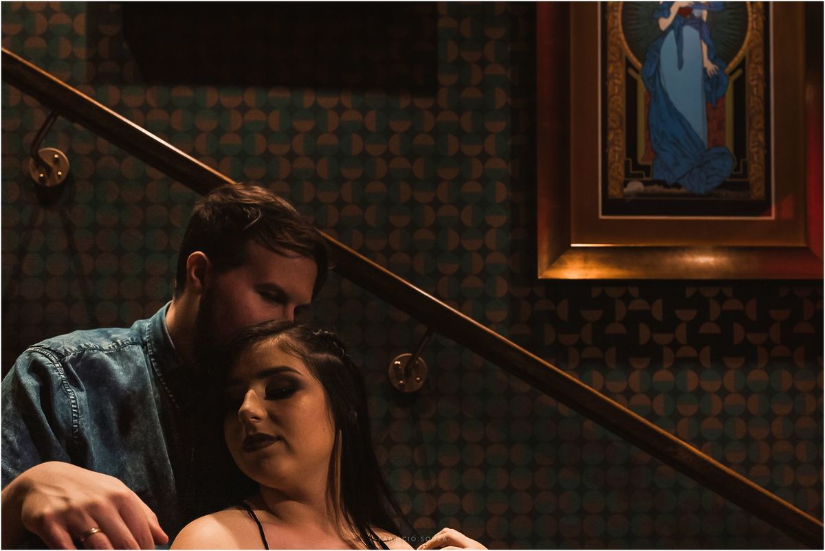 ensaio casal, pre casamento em gramado, hard rock cafe gramado, love all serve all, lugar top, melhor café de gramado, visite hard rock café, ensaio no hard rock café, fotos no hard rock café, casal brindando, pre casamento brinde, ana e marcelo no cafe