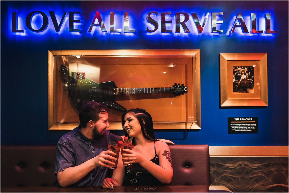 ensaio casal, pre casamento em gramado, hard rock cafe gramado, love all serve all, lugar top, melhor café de gramado, visite hard rock café, ensaio no hard rock café, fotos no hard rock café, casal brindando, pre casamento brinde, ana e marcelo no cafe