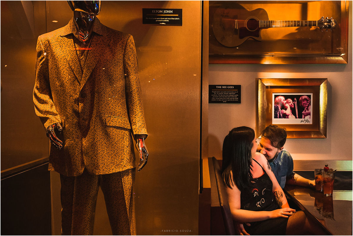 ensaio casal, pre casamento em gramado, hard rock cafe gramado, love all serve all, lugar top, melhor café de gramado, visite hard rock café, ensaio no hard rock café, fotos no hard rock café, casal brindando, pre casamento brinde, ana e marcelo no cafe