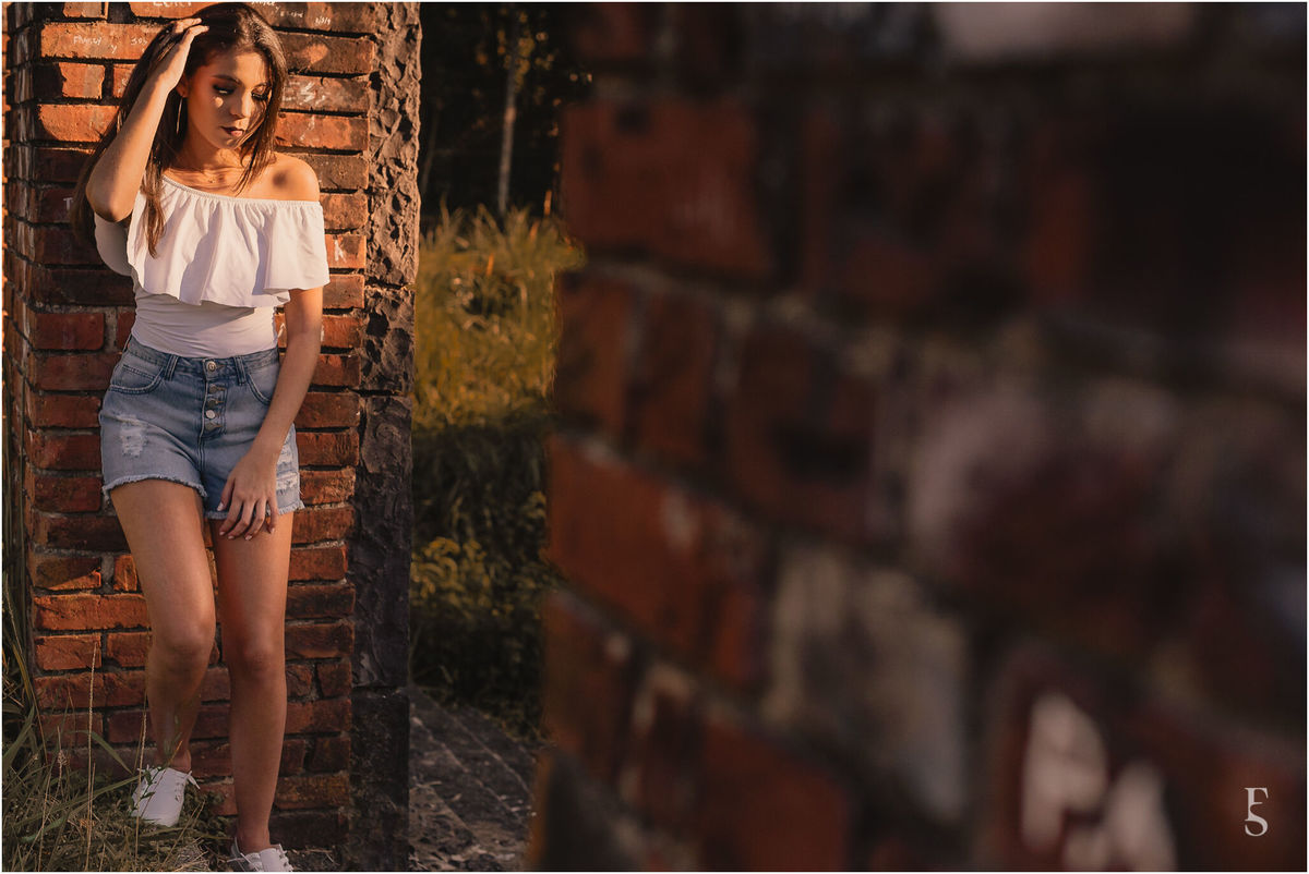 ensaio pessoal feminino, ruinas do cassino, canela rs, serra gaucha, fabricio souza fotografia, ensaio 18 anos, lugar abandonado, sorriso espontâneo, ensaio na serra gaucha, cidade de canela, melhor fotografo, patins, fotos no mato, local abandonado, amo