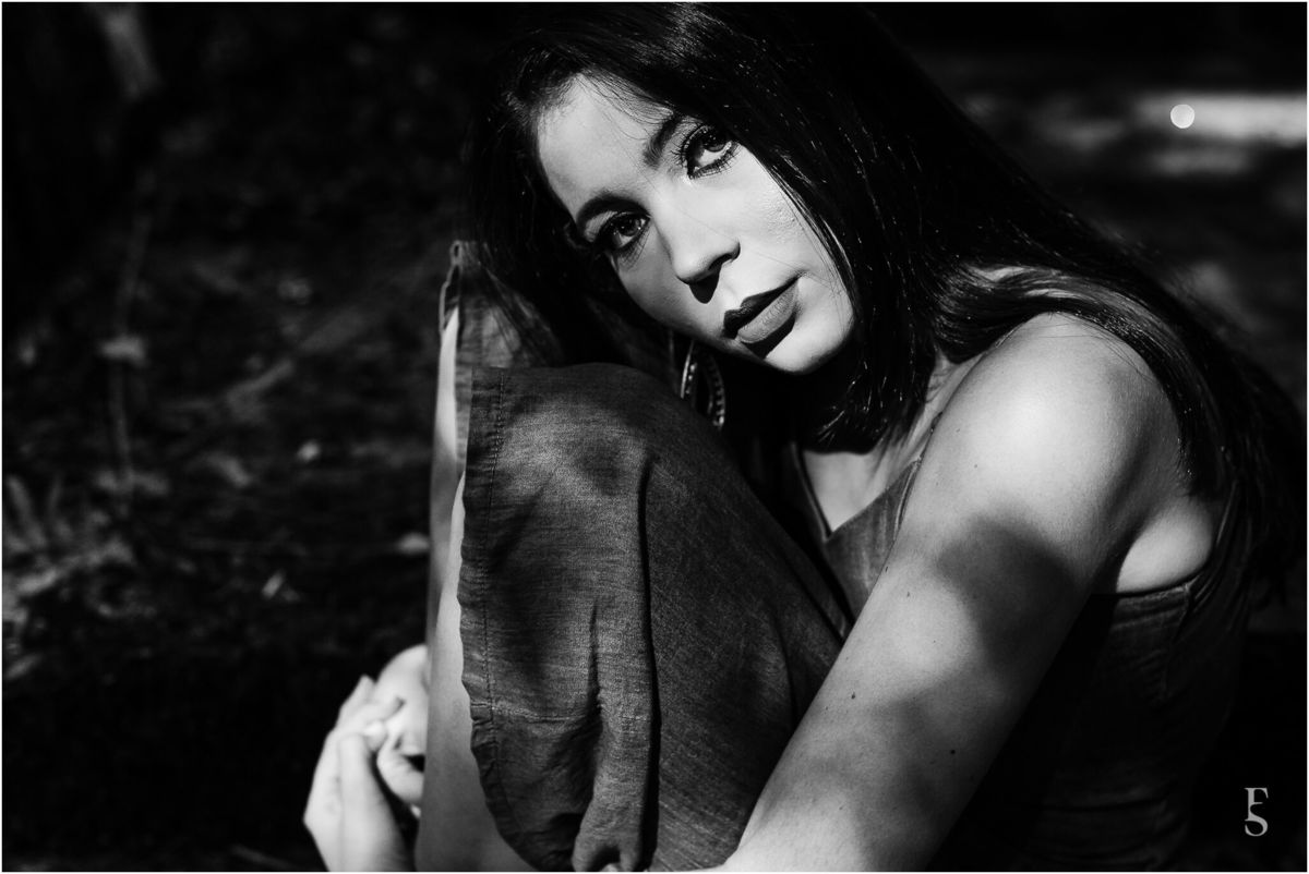 ensaio pessoal feminino, ruinas do cassino, canela rs, serra gaucha, fabricio souza fotografia, ensaio 18 anos, lugar abandonado, sorriso espontâneo, ensaio na serra gaucha, cidade de canela, melhor fotografo, patins, fotos no mato, local abandonado, amo