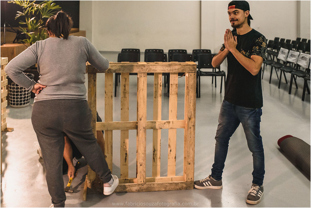 `noivos preparando a decoração da igreja, historias reais de pessoas reais, casamento, celebração de casamento, o grande dia, casamento na igreja, vou casar, mae do noivo, pai do noivo, noiva, madrinha, casorio, cachoeirinha, fotografo casamento