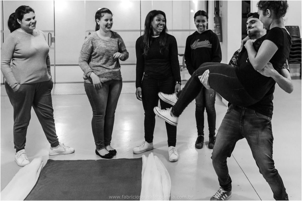 noivos preparando a decoração da igreja, historias reais de pessoas reais, casamento, celebração de casamento, o grande dia, casamento na igreja, vou casar, mae do noivo, pai do noivo, noiva, madrinha, casorio, cachoeirinha, fotografo casamento