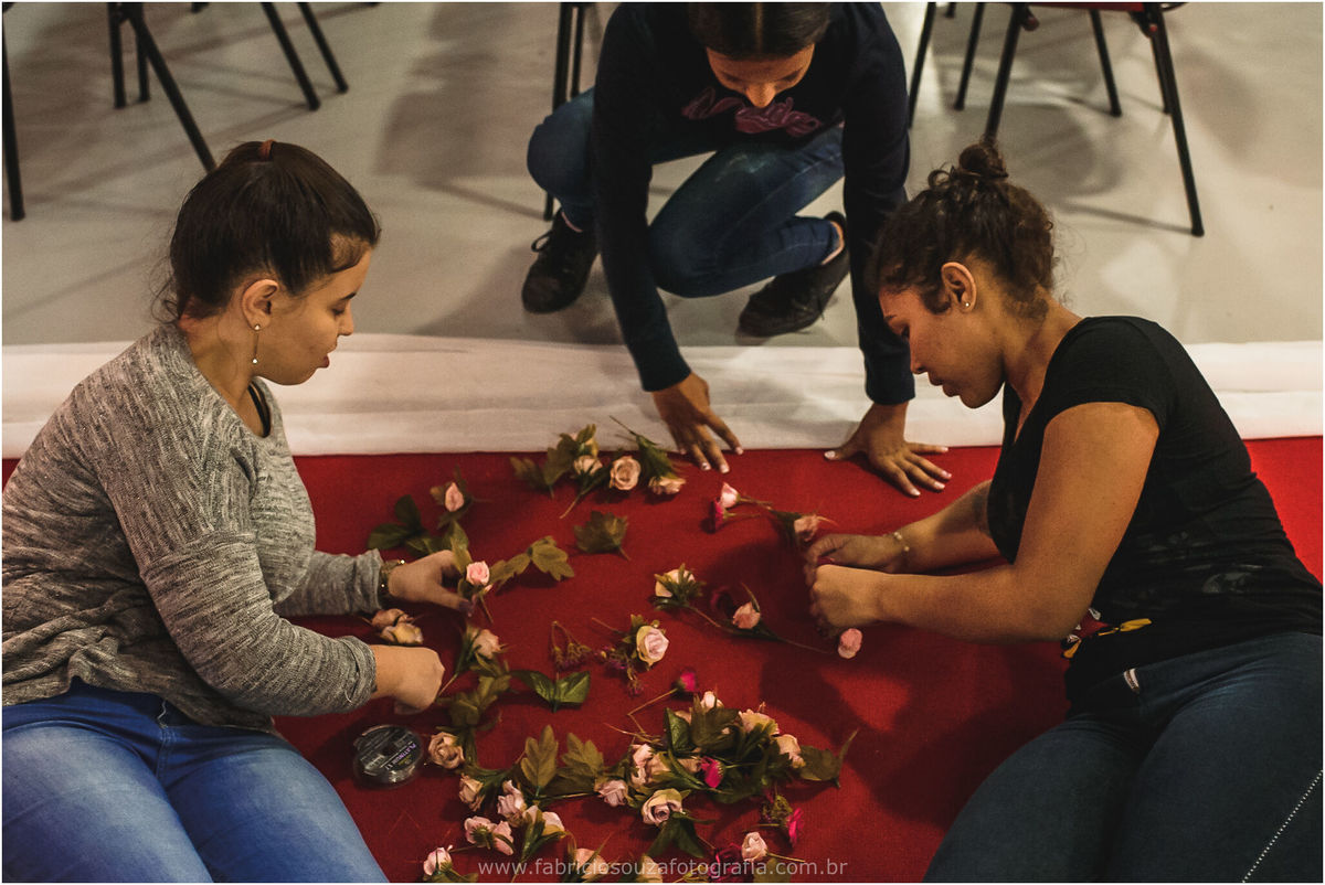 noivos preparando a decoração da igreja, historias reais de pessoas reais, casamento, celebração de casamento, o grande dia, casamento na igreja, vou casar, mae do noivo, pai do noivo, noiva, madrinha, casorio, cachoeirinha, fotografo casamento