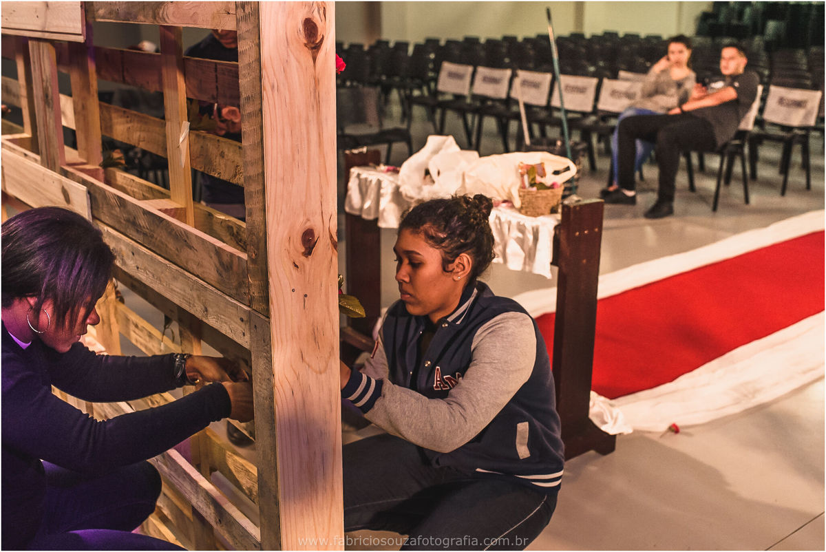 noivos preparando a decoração da igreja, historias reais de pessoas reais, casamento, celebração de casamento, o grande dia, casamento na igreja, vou casar, mae do noivo, pai do noivo, noiva, madrinha, casorio, cachoeirinha, fotografo casamento