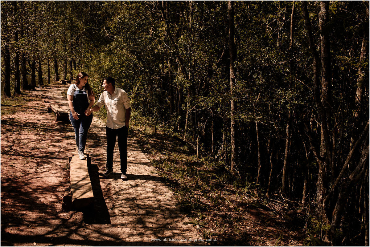ensaio pré-casamento laura e lucas, novos cabrais, RS, parque witeck, pre-wedding, casal lindo, ensaio no campo, vou casar, fabricio souza, fotografo porto alegre, fotógrafo de casamentos, casal felize, noiva, noivos, historia de amor, dia perfeito, 