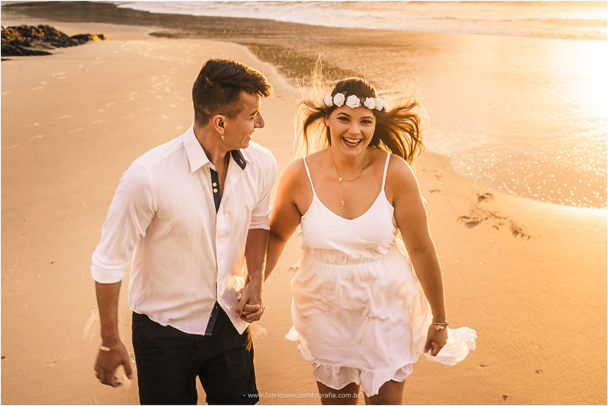 ensaio casal, nascer do sol na praia, parque da guarita, Torres RS, ensaio de pré-casamento na praia, casal feliz na praia, casal com pet na praia, momento feliz na praia, ensaio pre wedding na praia,  Fotógrafo de Casamentos Porto Alegre 