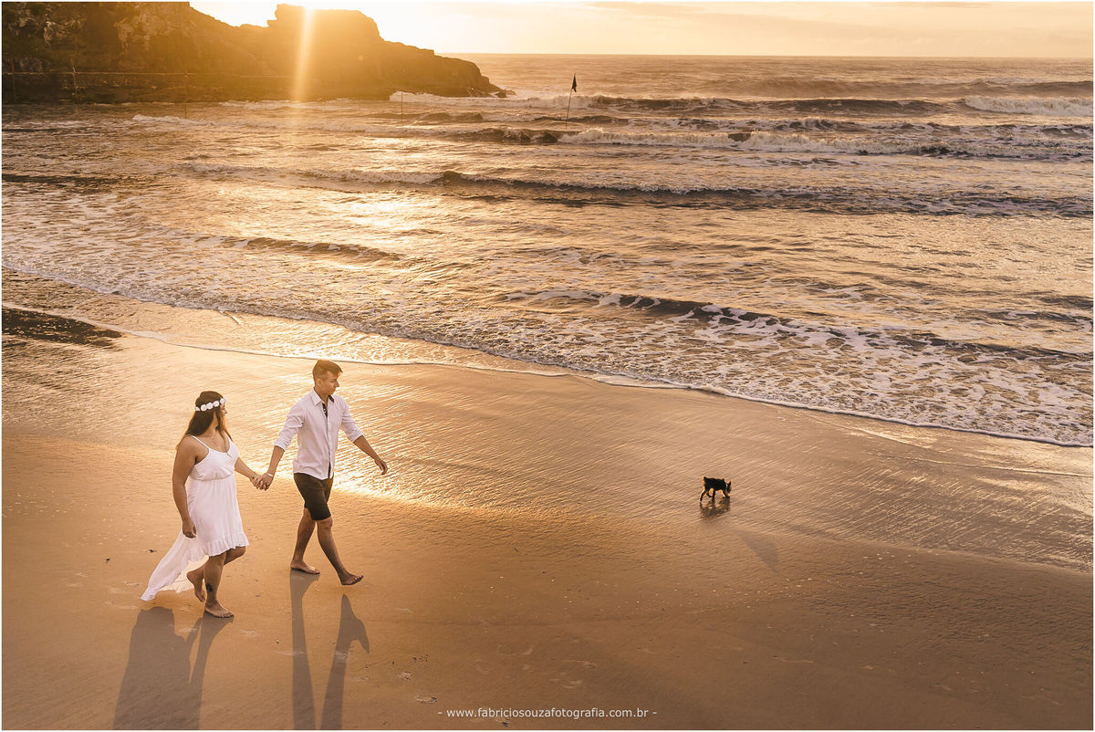 ensaio casal, nascer do sol na praia, parque da guarita, Torres RS, ensaio de pré-casamento na praia, casal feliz na praia, casal com pet na praia, momento feliz na praia, ensaio pre wedding na praia,  Fotógrafo de Casamentos Porto Alegre 