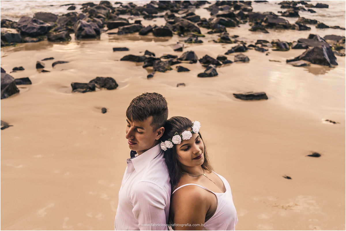 ensaio casal, nascer do sol na praia, parque da guarita, Torres RS, ensaio de pré-casamento na praia, casal feliz na praia, casal com pet na praia, momento feliz na praia, ensaio pre wedding na praia,  Fotógrafo de Casamentos Porto Alegre 