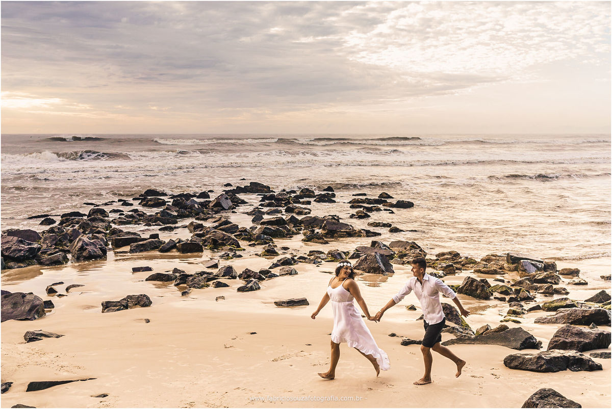 ensaio casal, nascer do sol na praia, parque da guarita, Torres RS, ensaio de pré-casamento na praia, casal feliz na praia, casal com pet na praia, momento feliz na praia, ensaio pre wedding na praia,  Fotógrafo de Casamentos Porto Alegre 