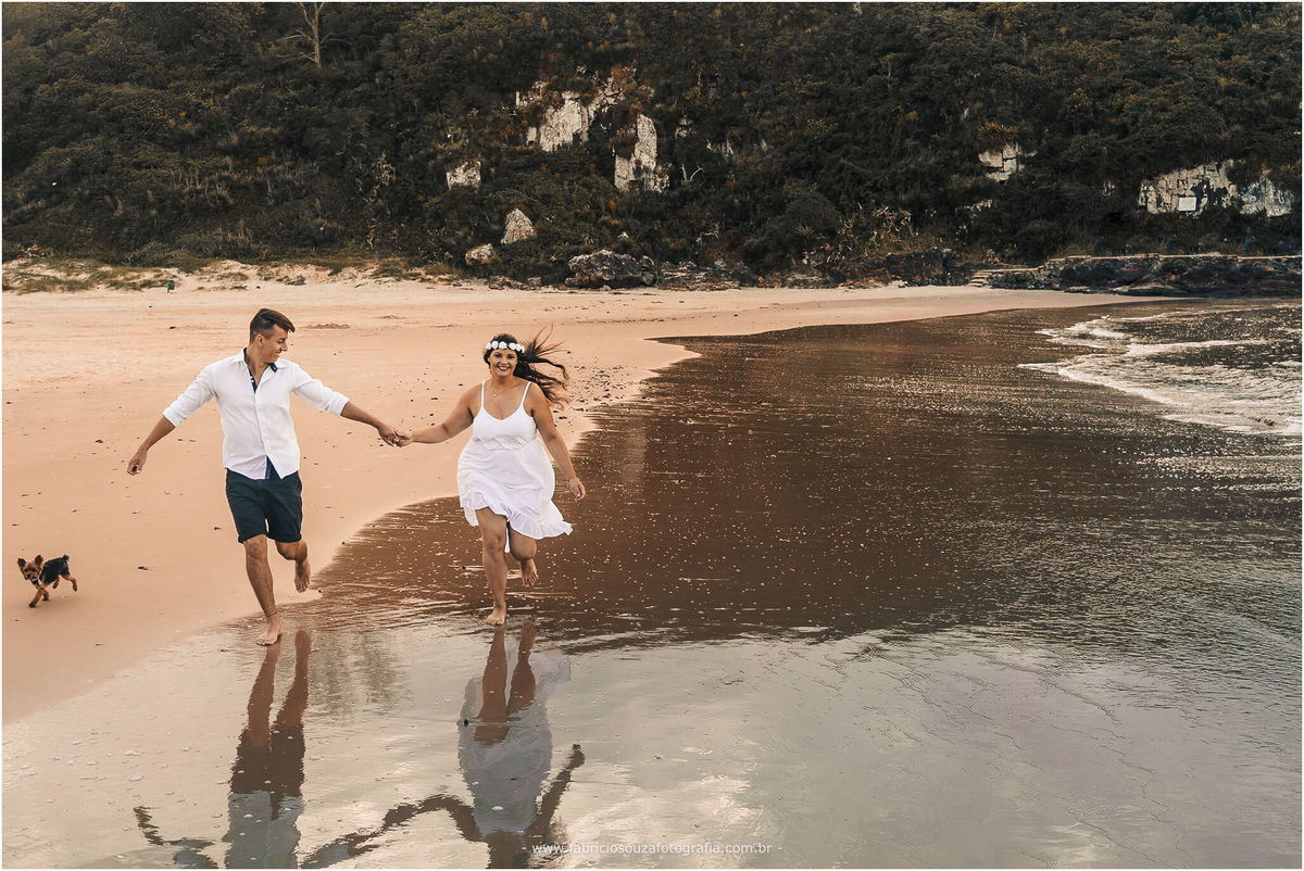 ensaio casal, nascer do sol na praia, parque da guarita, Torres RS, ensaio de pré-casamento na praia, casal feliz na praia, casal com pet na praia, momento feliz na praia, ensaio pre wedding na praia,  Fotógrafo de Casamentos Porto Alegre 