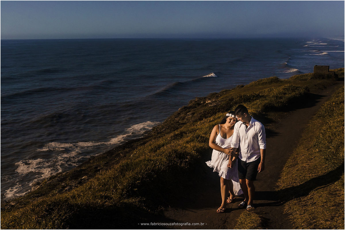 ensaio casal, nascer do sol na praia, parque da guarita, Torres RS, ensaio de pré-casamento na praia, casal feliz na praia, casal com pet na praia, momento feliz na praia, ensaio pre wedding na praia,  Fotógrafo de Casamentos Porto Alegre 