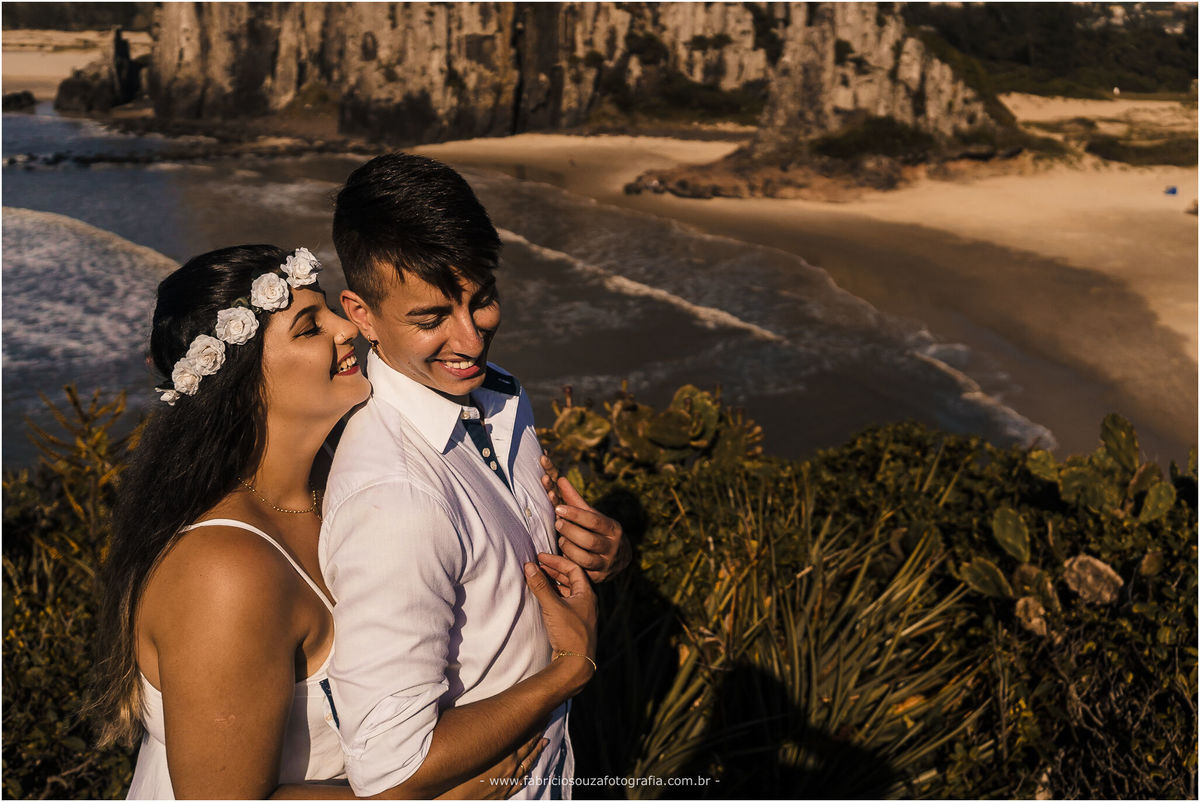ensaio casal, nascer do sol na praia, parque da guarita, Torres RS, ensaio de pré-casamento na praia, casal feliz na praia, casal com pet na praia, momento feliz na praia, ensaio pre wedding na praia,  Fotógrafo de Casamentos Porto Alegre 