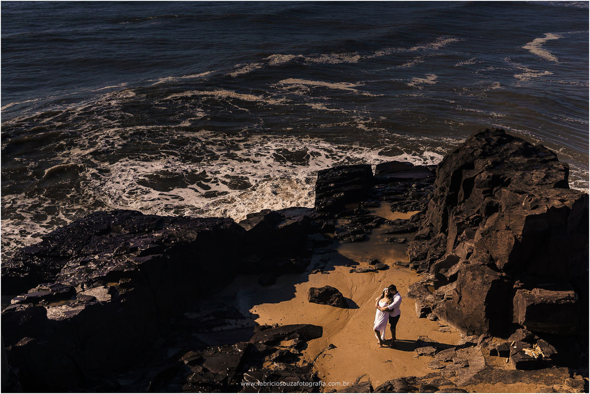 ensaio casal, nascer do sol na praia, parque da guarita, Torres RS, ensaio de pré-casamento na praia, casal feliz na praia, casal com pet na praia, momento feliz na praia, ensaio pre wedding na praia,  Fotógrafo de Casamentos Porto Alegre 