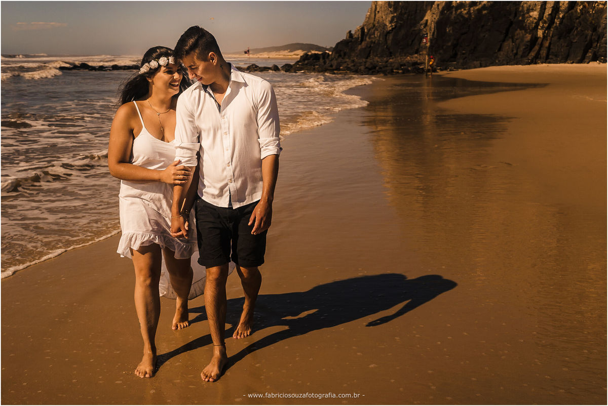 ensaio casal, nascer do sol na praia, parque da guarita, Torres RS, ensaio de pré-casamento na praia, casal feliz na praia, casal com pet na praia, momento feliz na praia, ensaio pre wedding na praia,  Fotógrafo de Casamentos Porto Alegre 