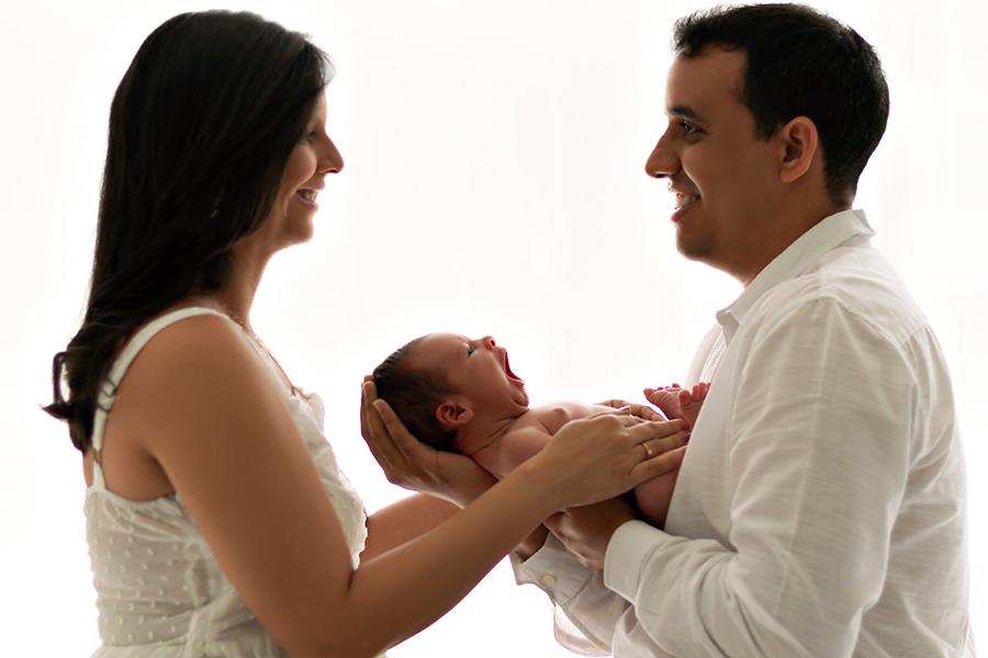 Foto de bebê com os pais. Fotografia de recém-nascidos em Natal/RN