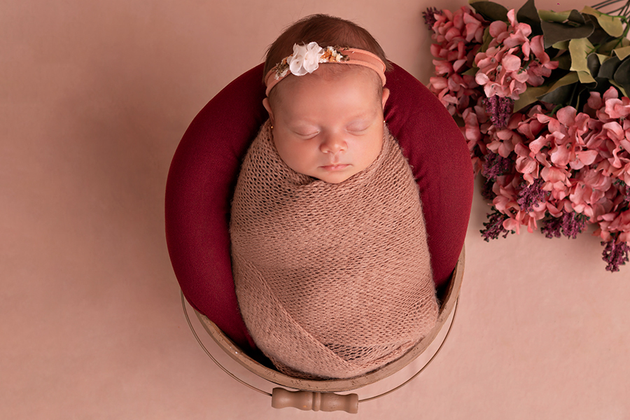 Foto de bebê recém-nascida enrolada no wrap dentro de um baldinho. Ensaio Newborn em Natal RN. Amoradia Foto.