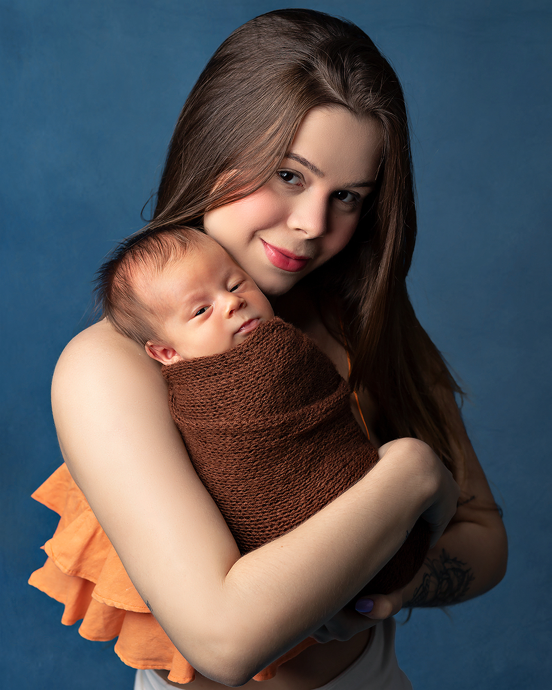 Mãe segurando filho no colo em ensaio Newborn Minimalista em Natal/RN.