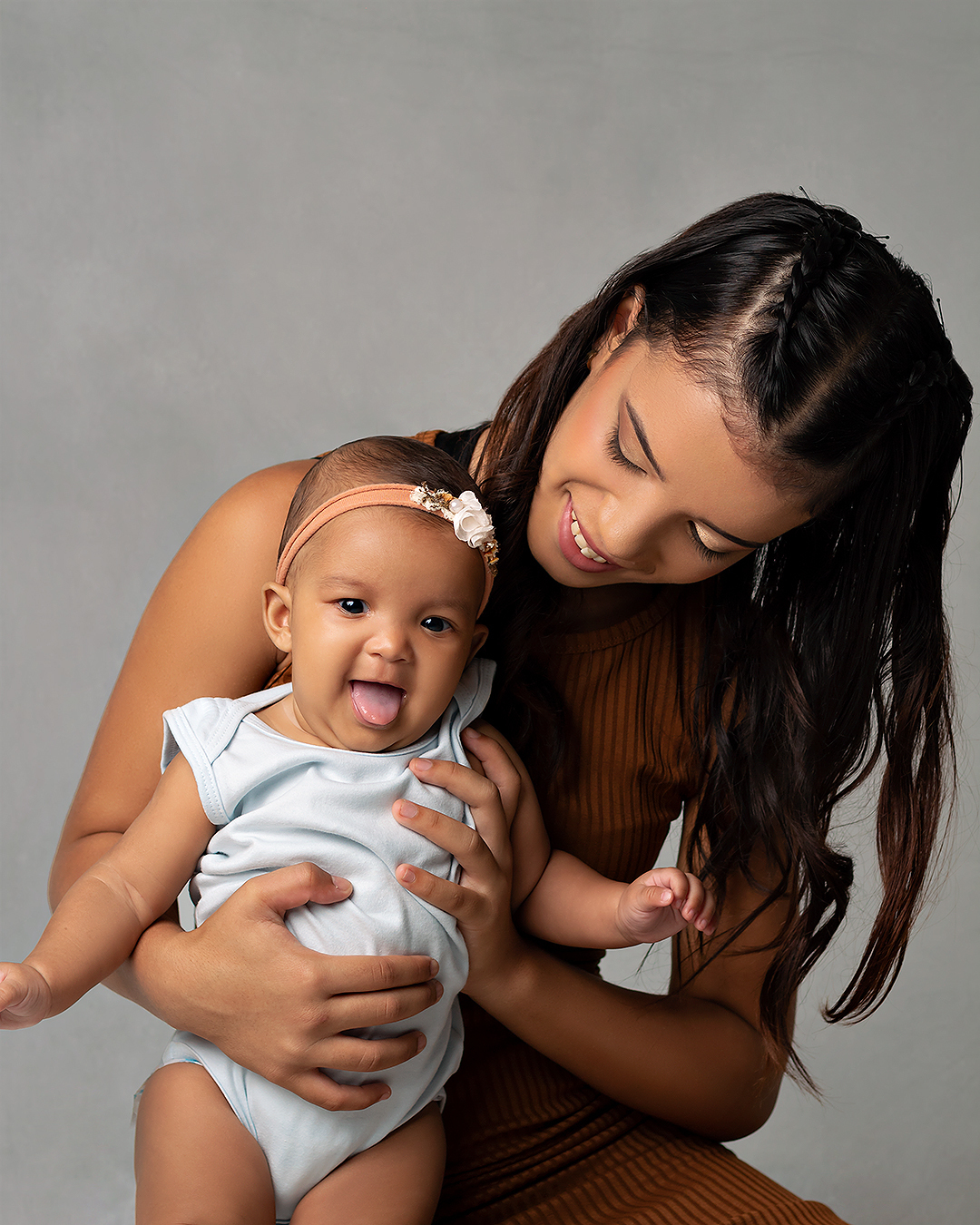 Fotos de acompanhamento de bebê em estúdio. Amoradia Foto Natal RN. Bebê com o pai.
