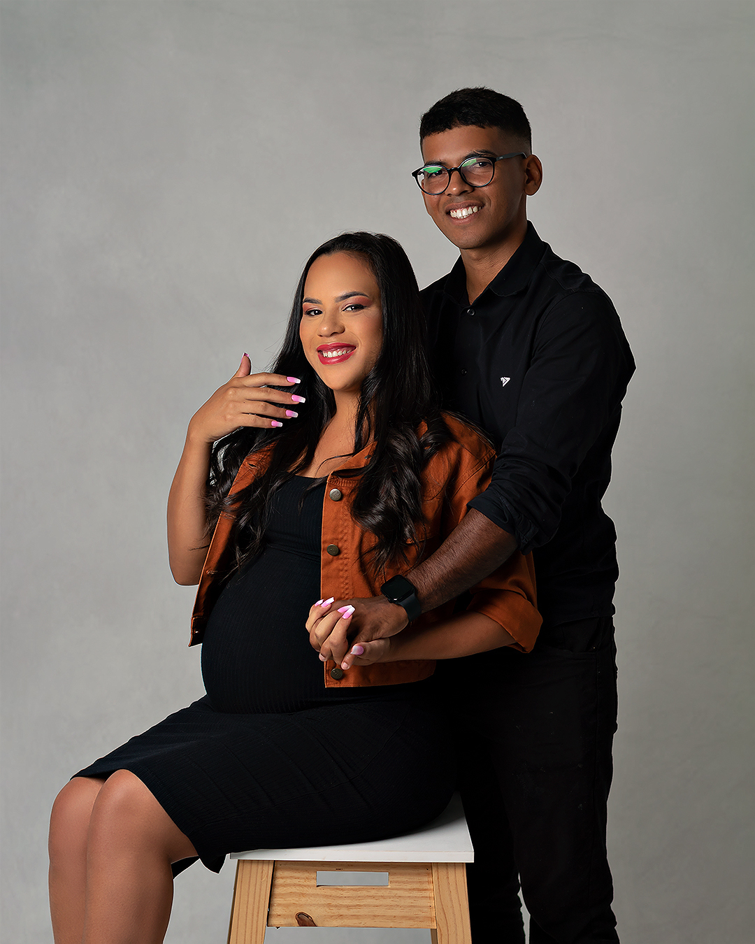 Ensaio de gestante em Natal/RN. Mãe e Pai. Estúdio Minimalista.