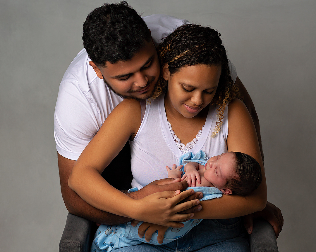 Pais em ensaio Newborn com filho recém-nascido