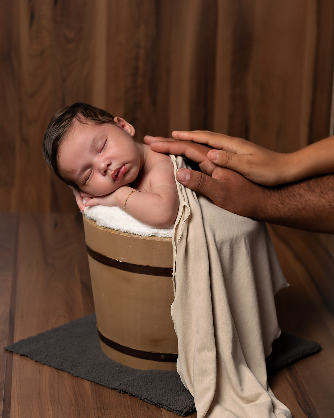 Ensaio de recém-nascido. Bebê no baldinho 