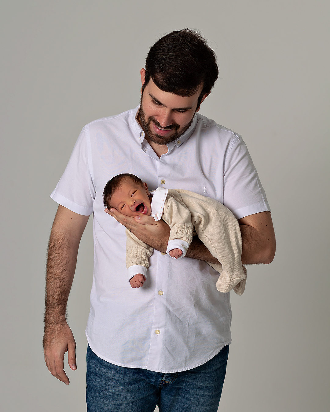 Bebê recém nascido sorrindo. Fotos de bebês com pais em Natal RN