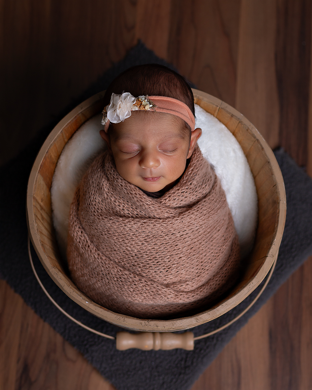 Bebê em baldinho em ensaio newborn em natal rn