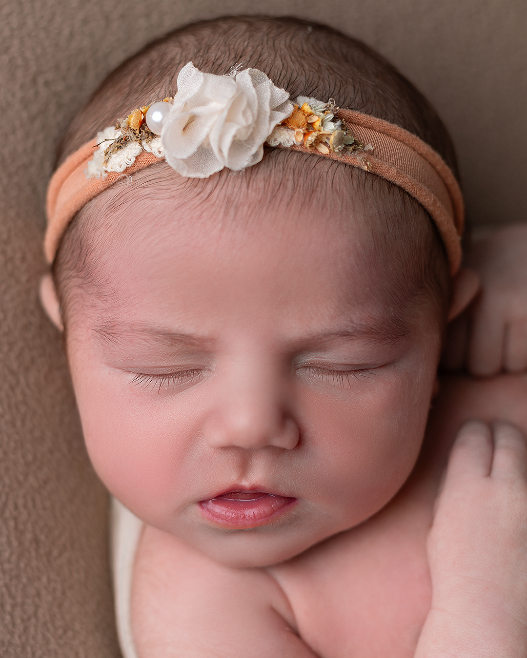 Menina recém-nascida em Ensaio Newborn em Natal/RN no Estúdio Amoradia Foto.