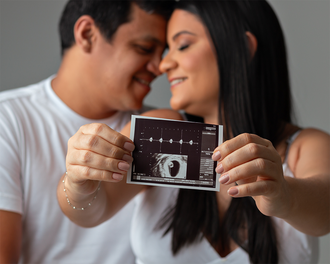 Ensaio de revelação de gravidez em estúdio em Natal/RN - Estúdio Amoradia Foto