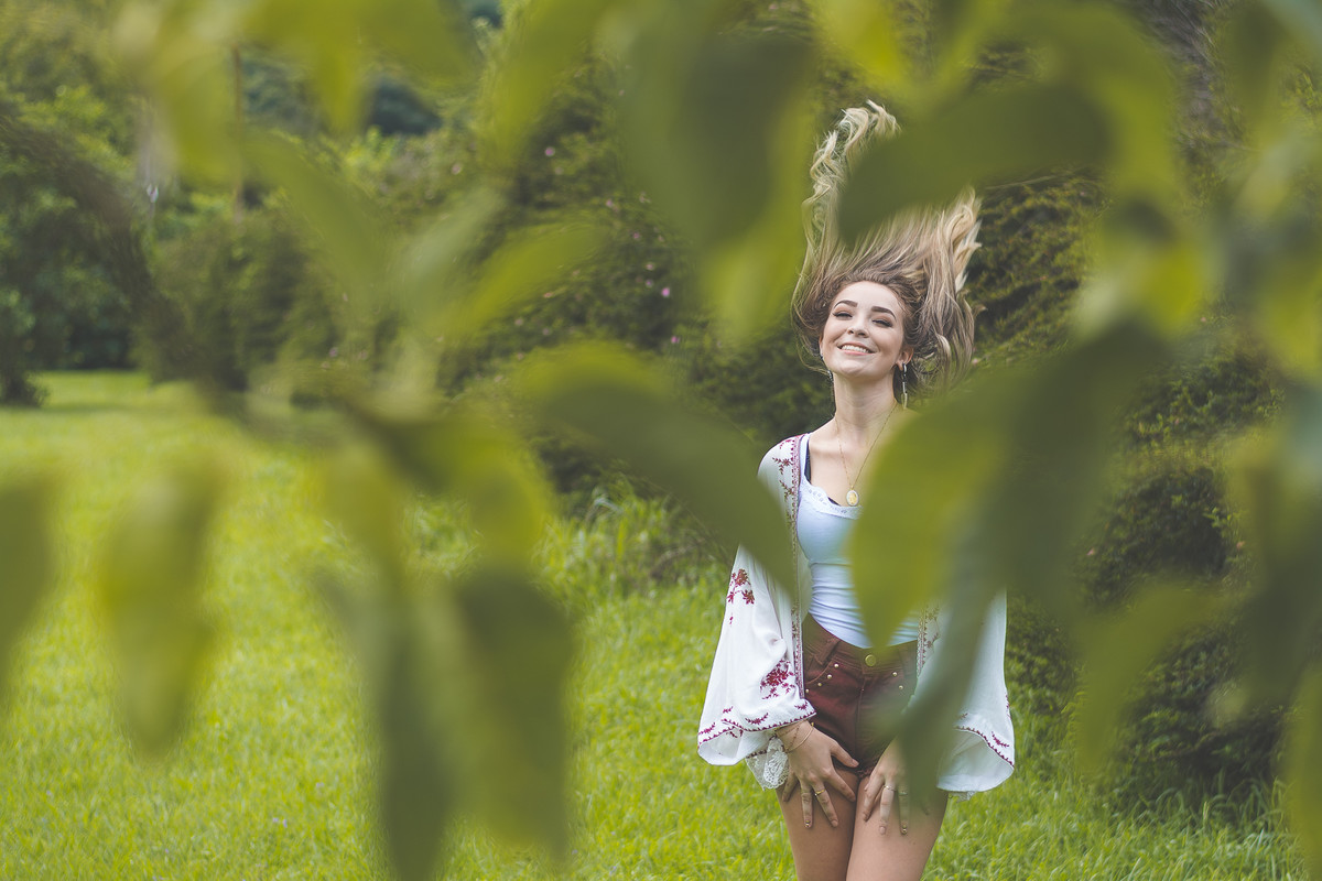 modelo jogando cabelo para trás