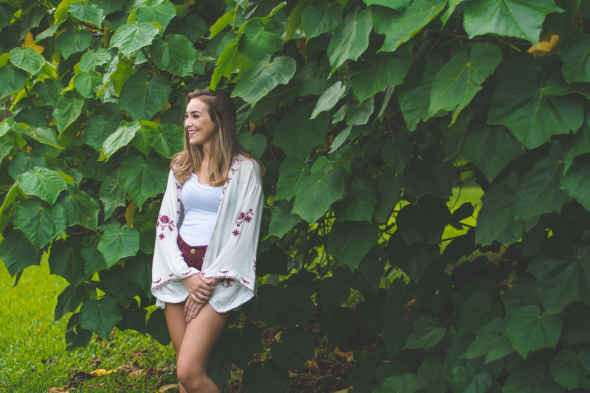 Modelo em meio as folhas