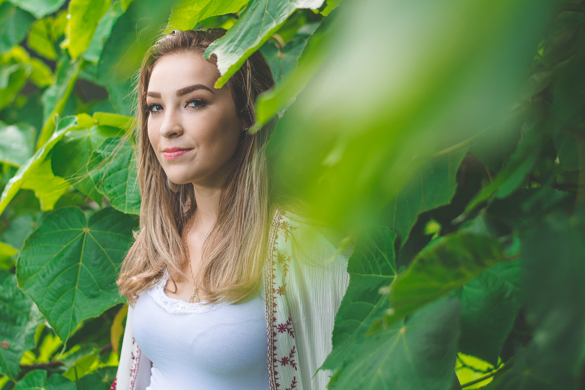 modelo em meio as folhas